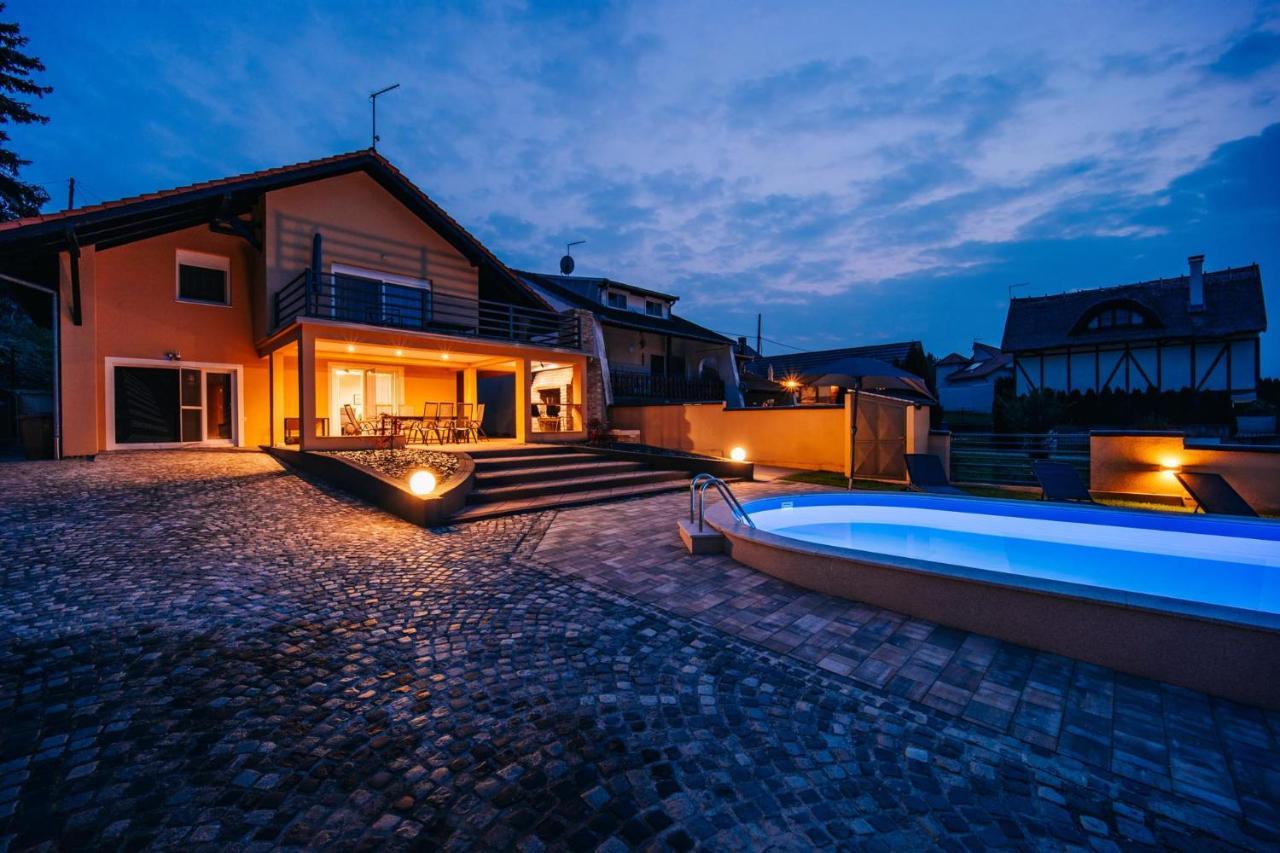 Villa Aljmaš Eksteriør bilde